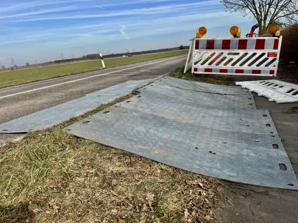 Bodenschutz mit Kunststoff Fahrplatten Bodenschutz mit Kunststoff Fahrplatten