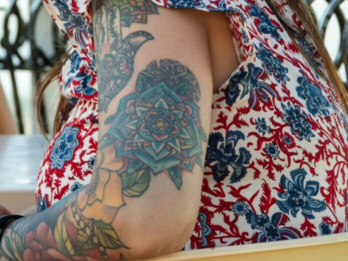 Farben für Tattoos werden erst seit einigen Jahren innerhalb der EU streng reguliert. Die REACH-Verordnung hat hier für mehr Klarheit gesorgt, aber Hersteller, Händler und Tattoo-Studios auch vor größere Probleme gestellt. Bildquelle: @ Nick Fewings / Unsplash.com Farben für Tattoos werden erst seit einigen Jahren innerhalb der EU streng reguliert. Die REACH-Verordnung hat hier für mehr Klarheit gesorgt, aber Hersteller, Händler und Tattoo-Studios auch vor größere Probleme gestellt. Bildquelle: @ Nick Fewings / Unsplash.com